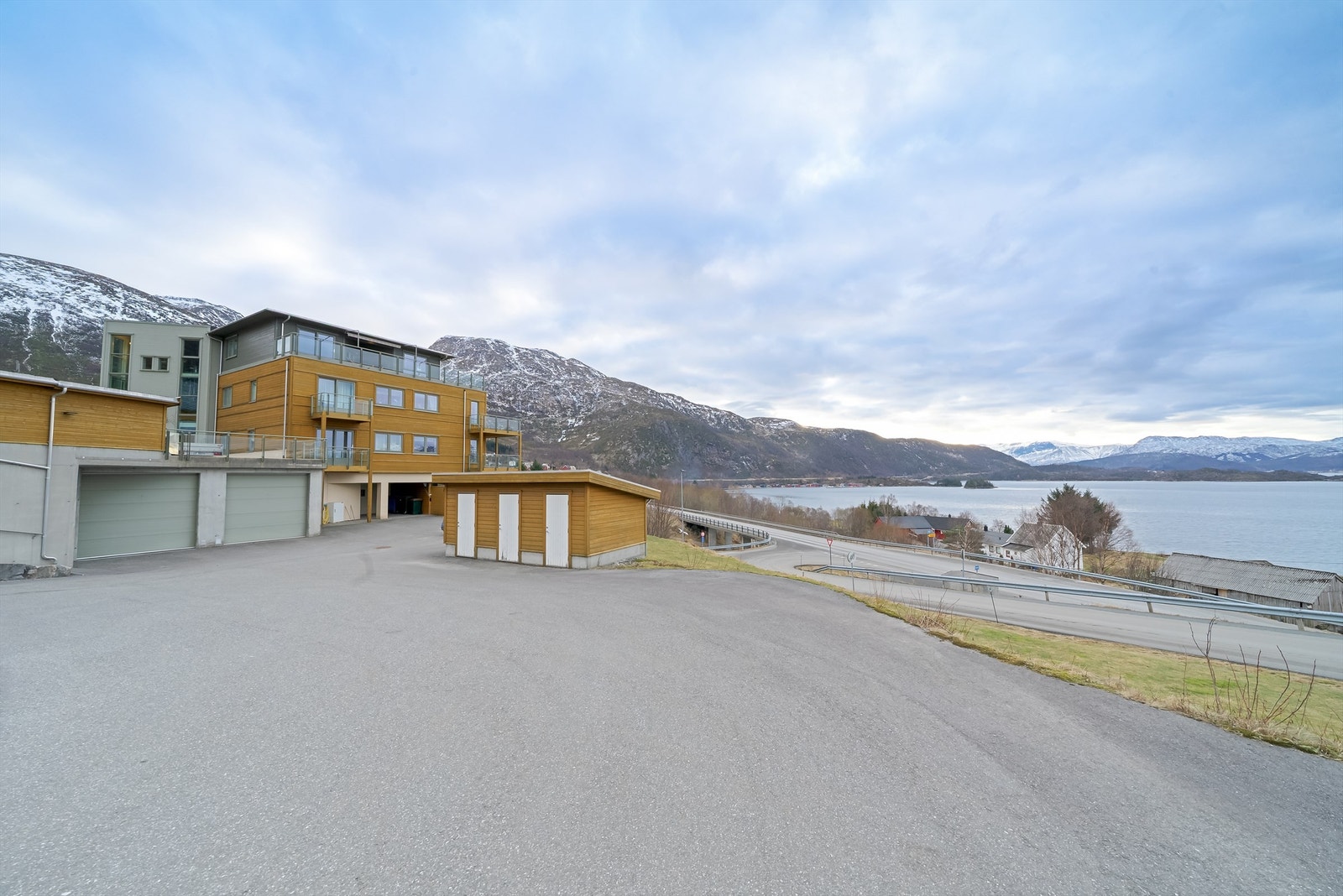 Det medfølger også egen bobilgarasje. Galleribilde