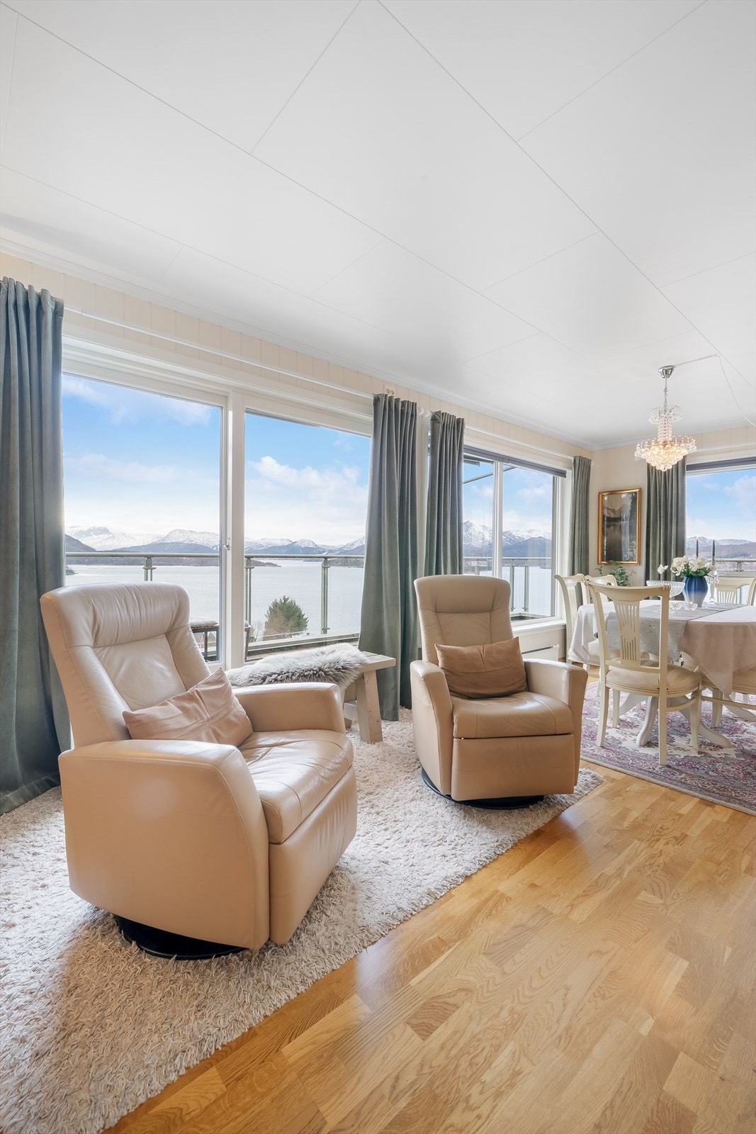 Utsikten kan nytes fra de fleste rom. Galleribilde