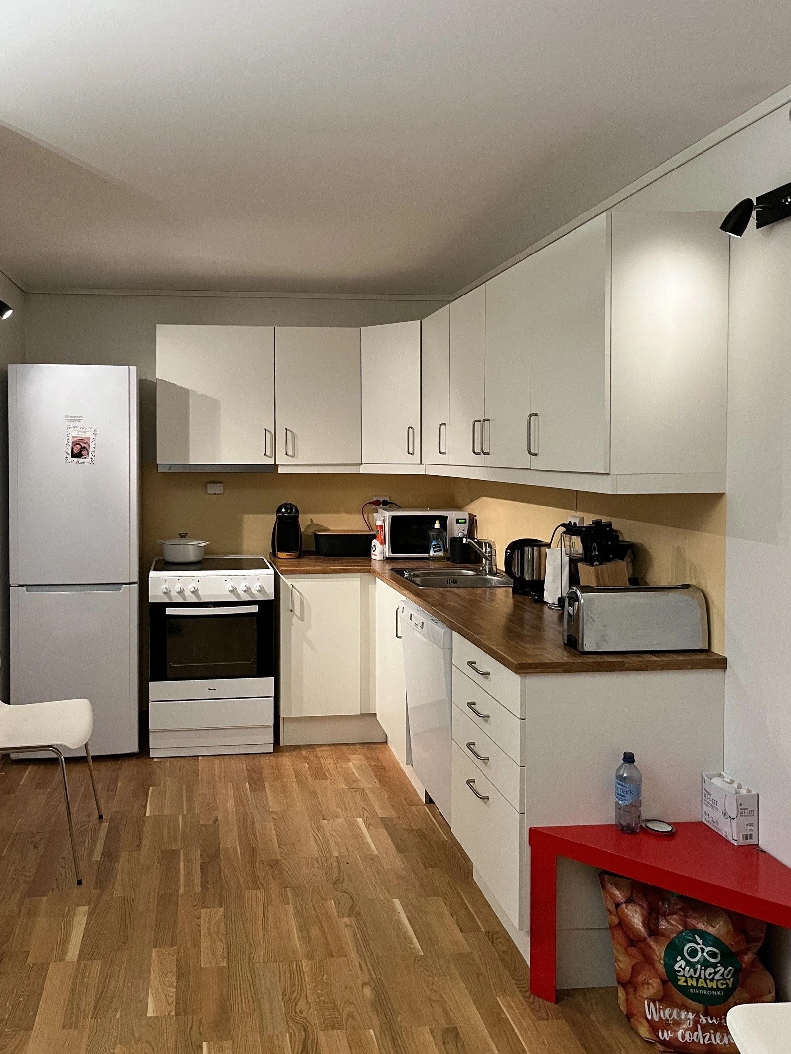 kjøkken med hvitevarer Galleribilde