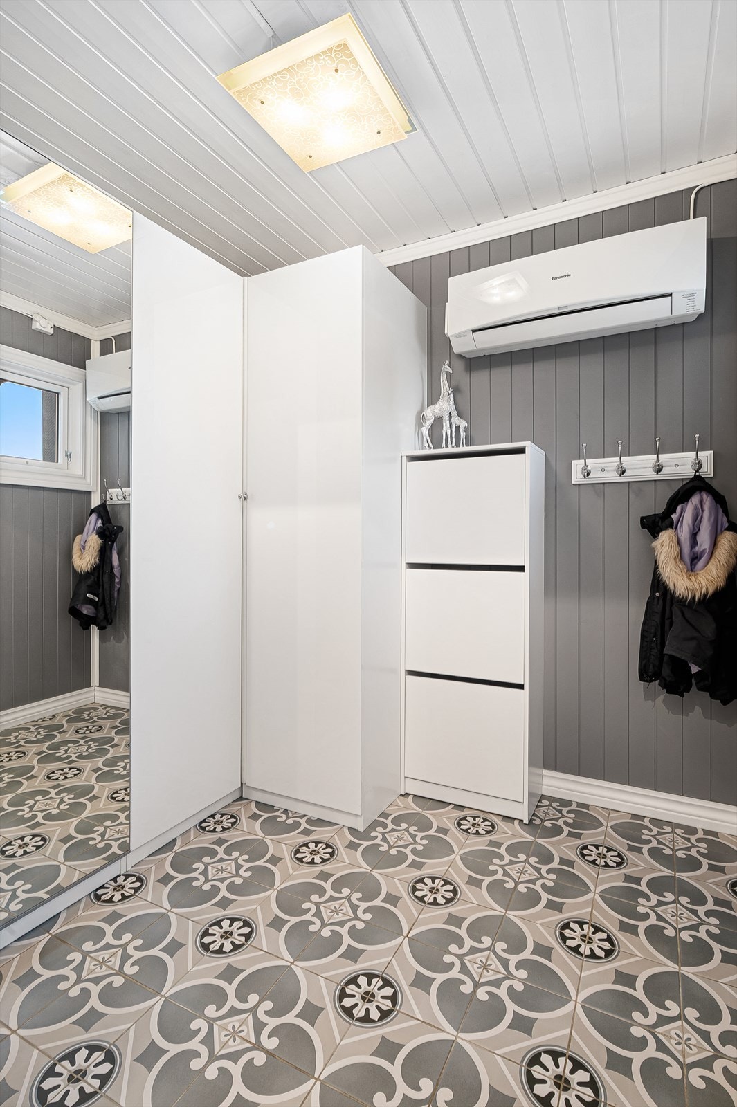 Oppusset gang med varmekabler og avretting av gulv. Montert varmepumpe Galleribilde