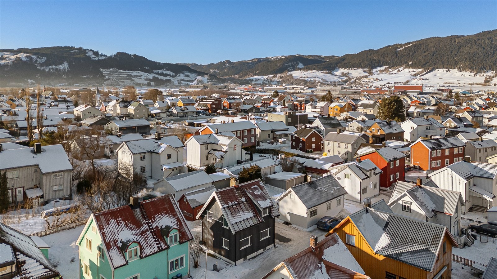 Drone over boligen og nærområdet Galleribilde