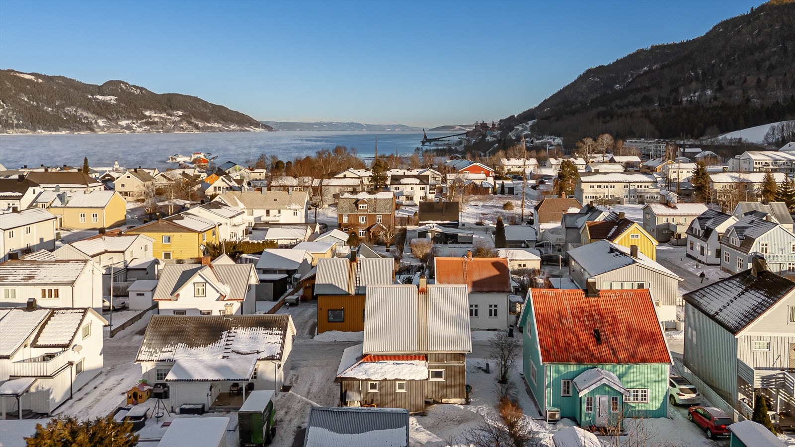 Drone over boligen og nærområdet Galleribilde