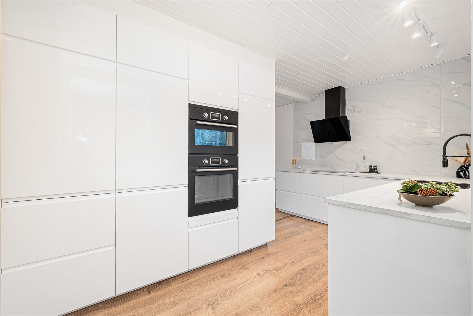 Romslig kjøkken med godt med skapplass. Integrerte hvitevarer Galleribilde