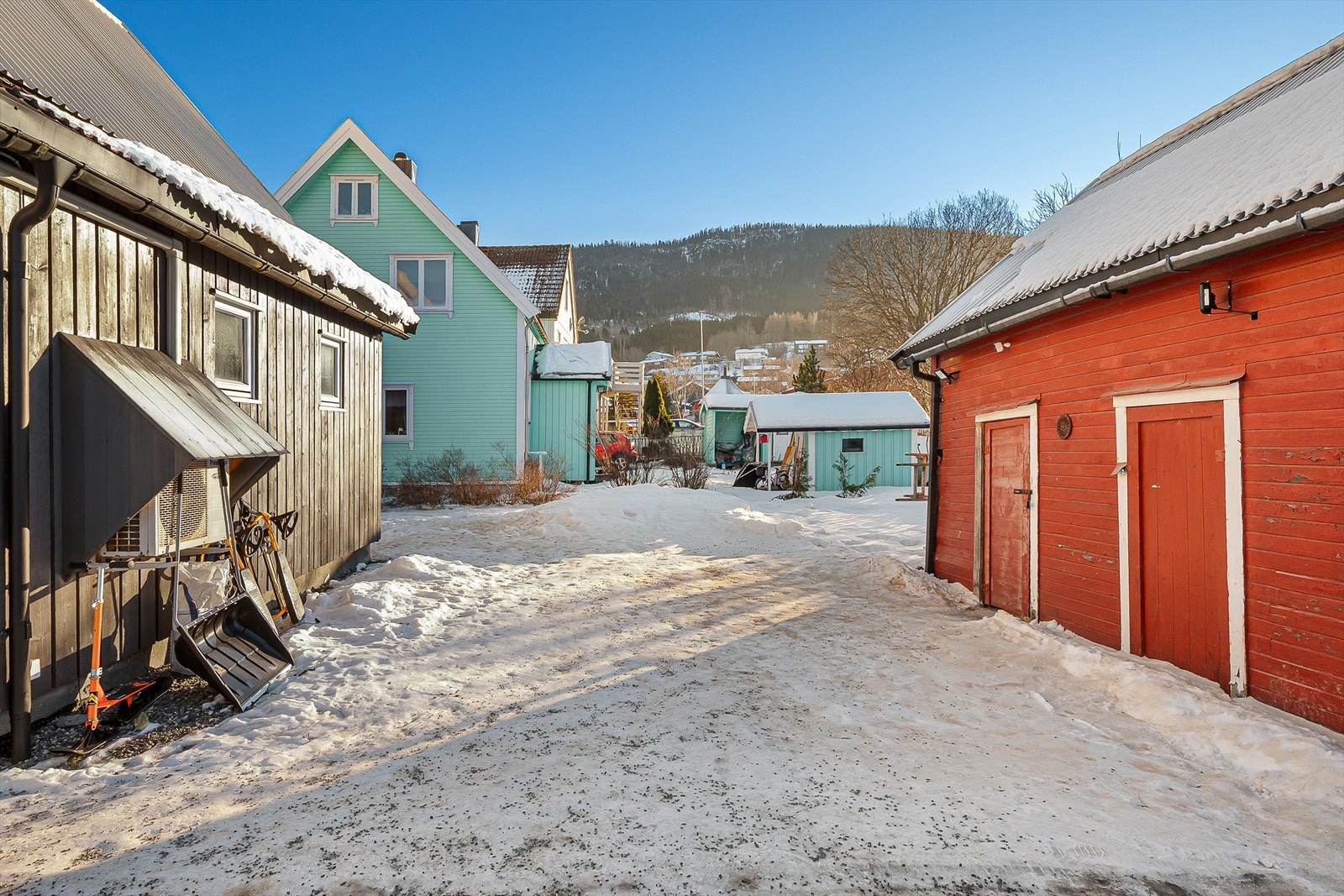 Uthus og uteområde Galleribilde