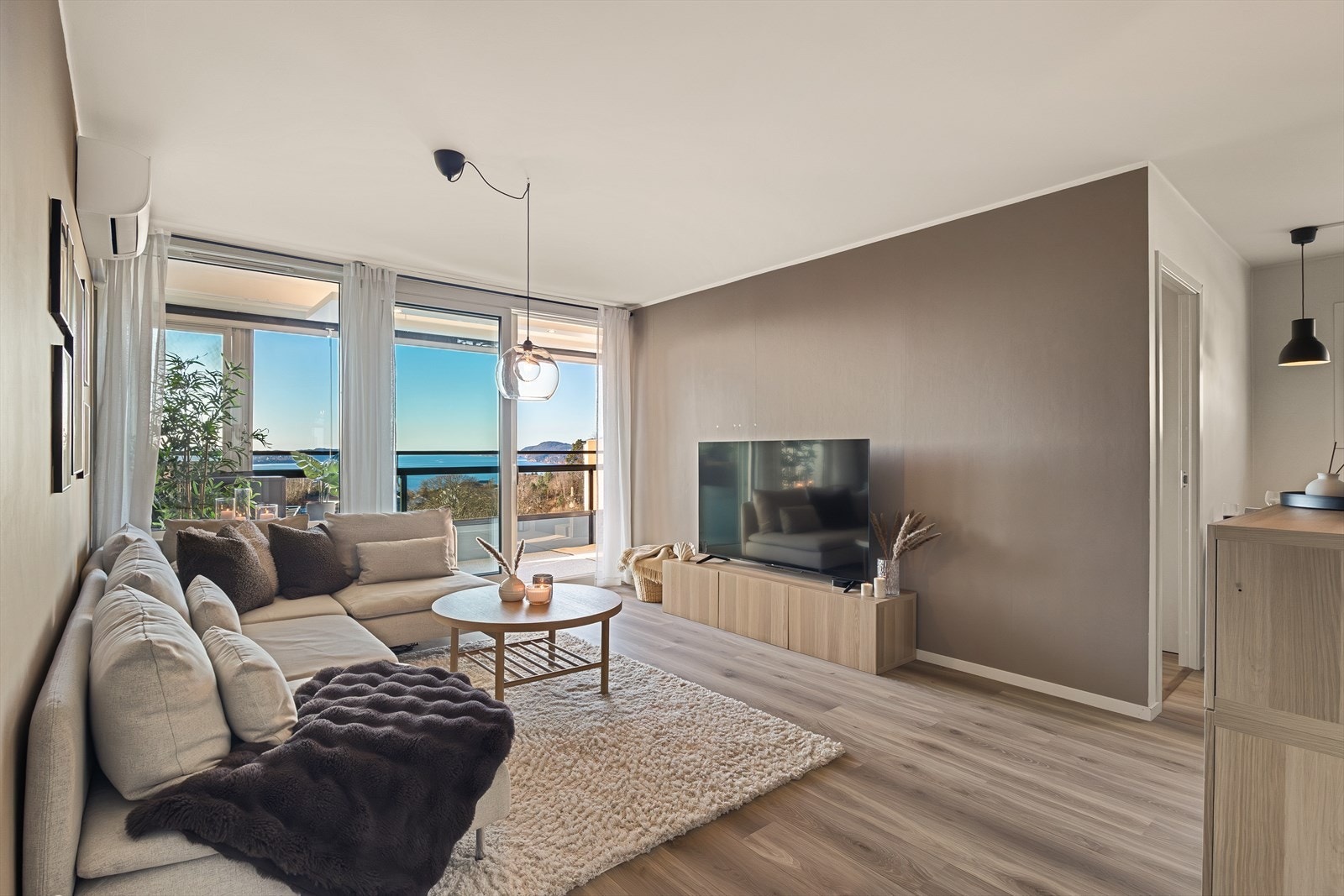 Som en forlengelse av rommet er det skyvedør ut mot den nye og innglassede balkongen på hele 13 m² som kan brukes året rundt. Galleribilde