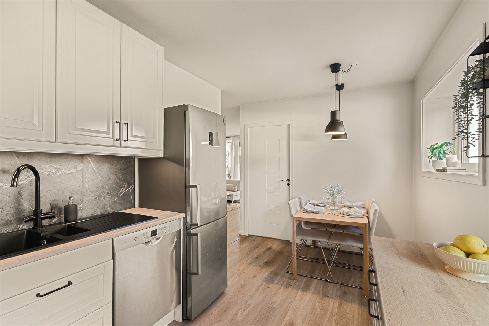 Her er det også plass til spisegruppe mellom kjøkken og oppholdsrom. Galleribilde