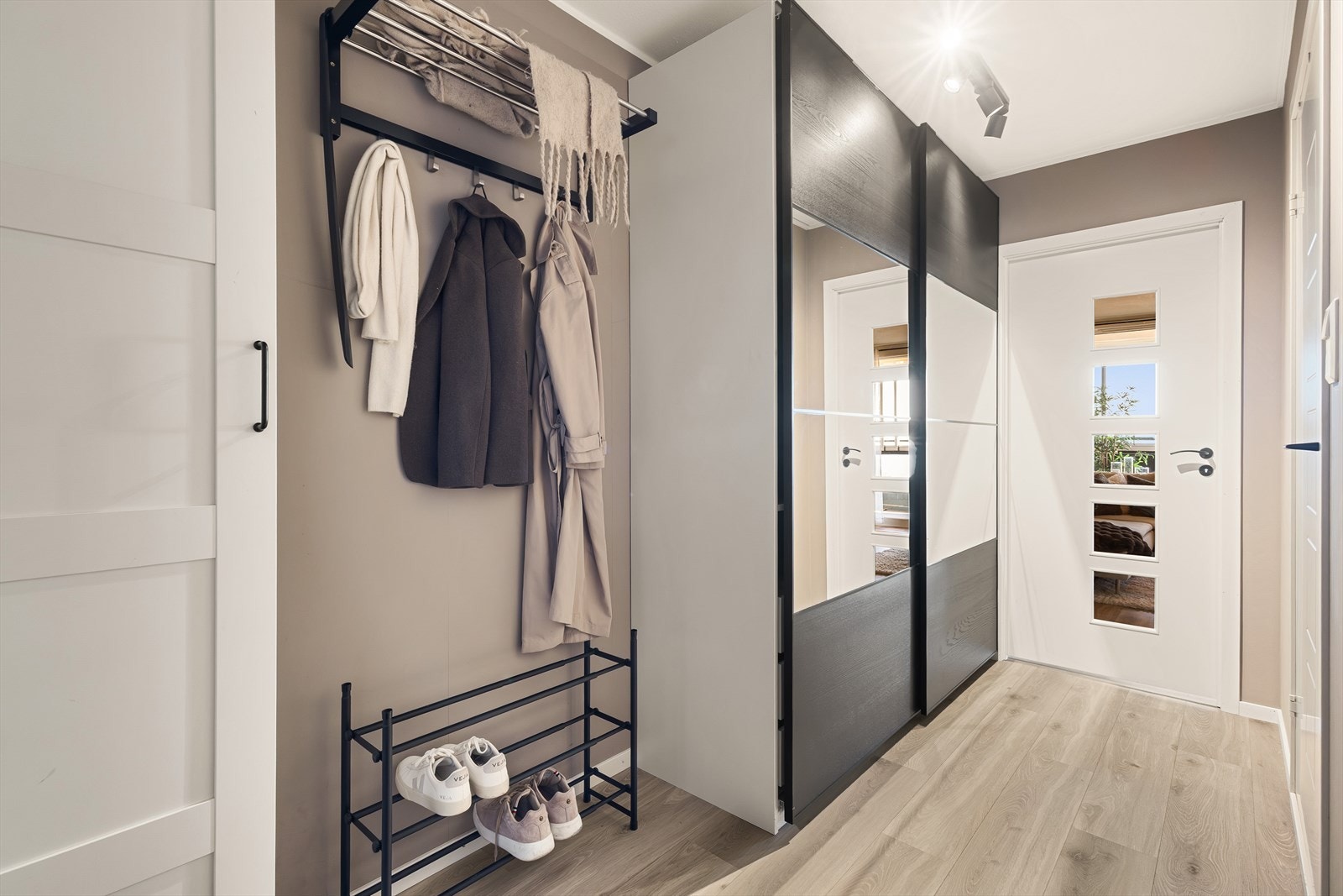 Romslig gang med meget gode oppbevaringsmuligheter. Galleribilde