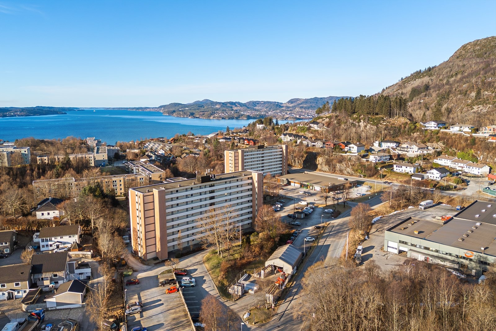 Det er busstopp ved hovedveien som er knyttet til rute nr. 3 - som videre har avganger omtrent hvert 10. minutt hele dagen i retning Åsane terminal og videre til sentrum! Galleribilde