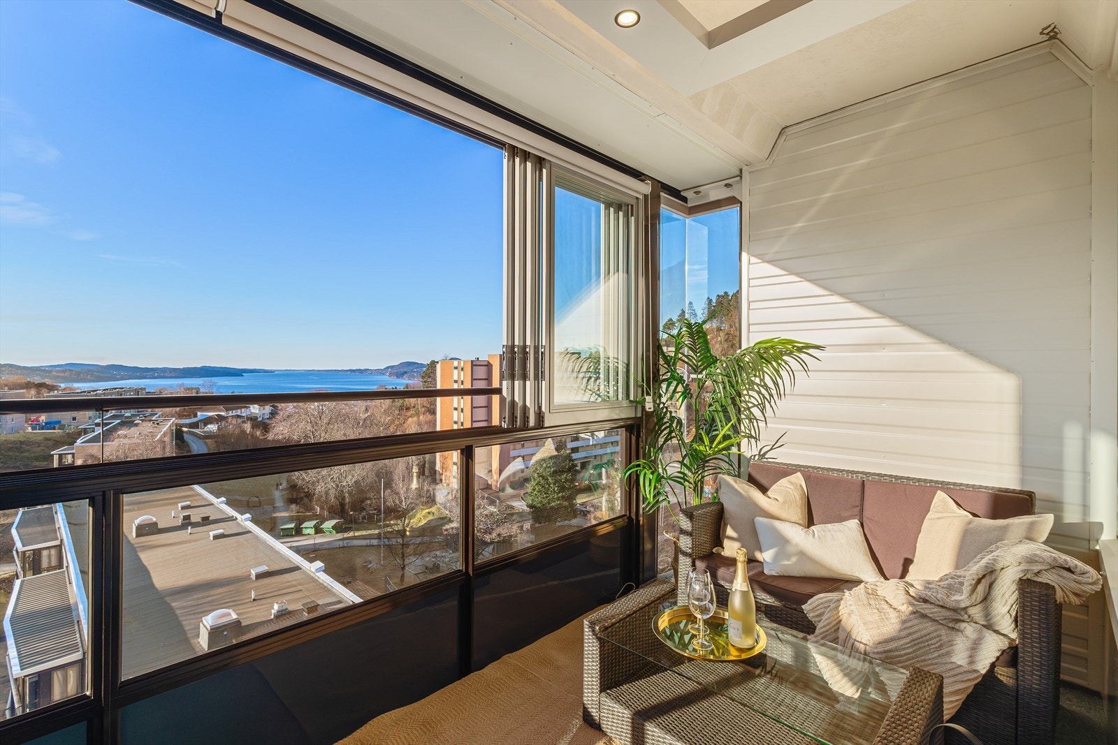 Leiligheten ligger i byggets 8. etasje med heisadkomst og en av de beste plasseringene en kan ha i Toppe borettslag. Galleribilde