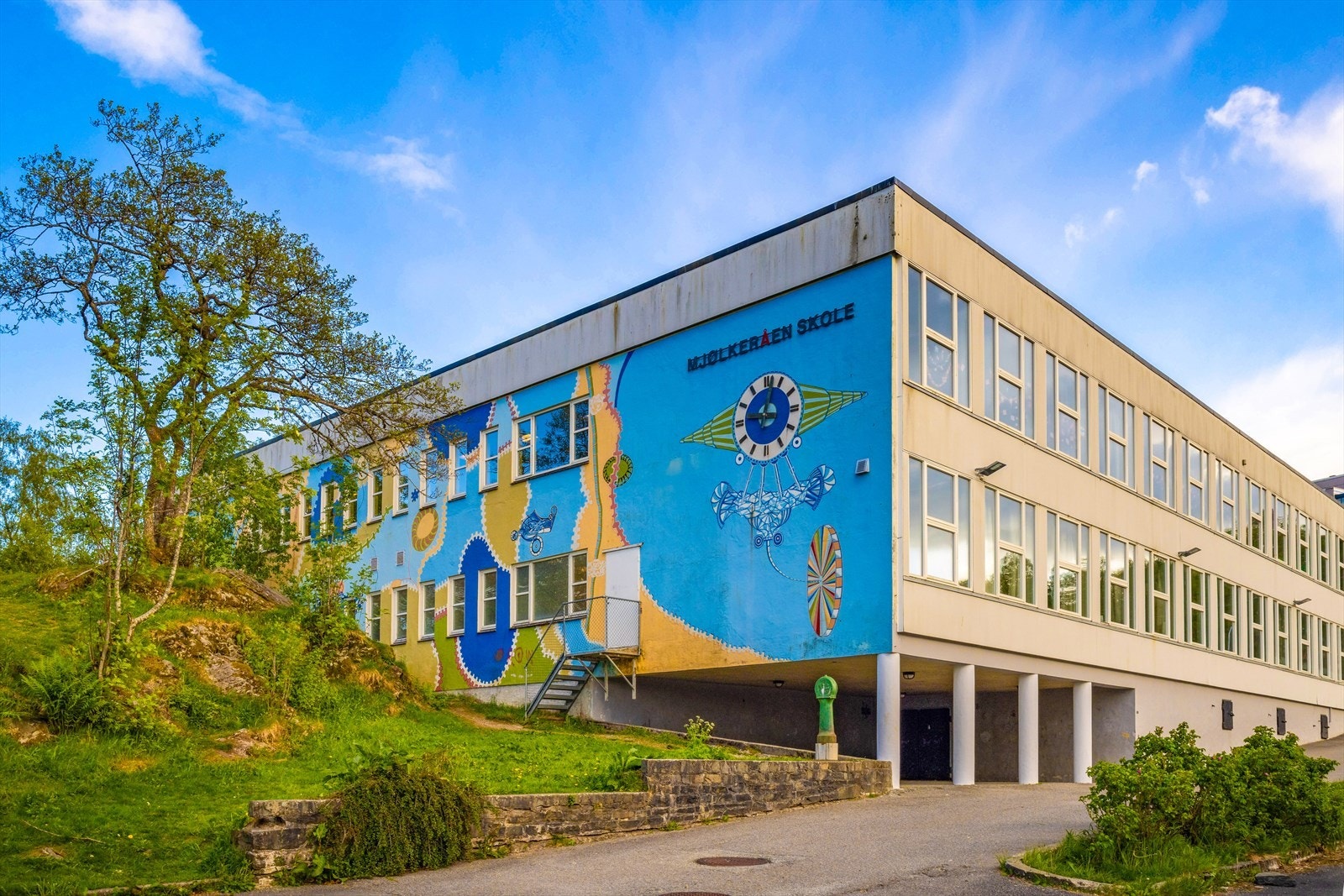 Mjølkeråen skole har idrettsanlegg i nærheten, og populære turmål som Toppenipa, Høgstefjellet og Nordgardsfjellet ligger lett tilgjengelig. Galleribilde