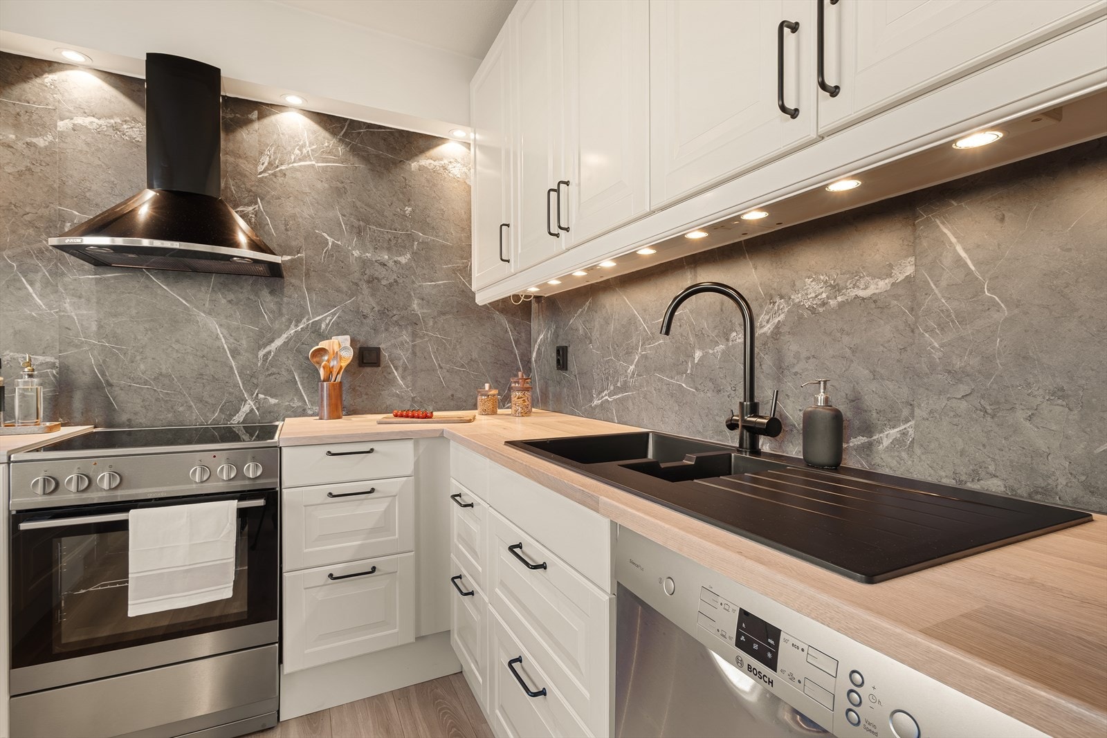 Kjøkkenet er utstyrt med komfyr, vegghengt ventilator, nedfelt vask, oppvaskmaskin, kombiskap samt lekkasjesikring (Waterguard). Galleribilde