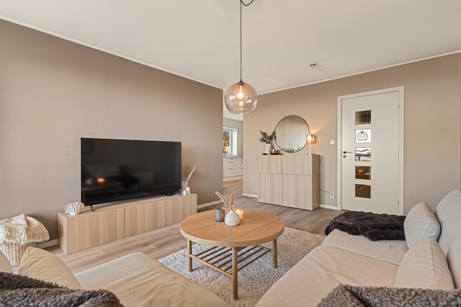 Stor stue med delvis åpen løsning mot kjøkken som tilsammen rommer ca. 30 m². Galleribilde