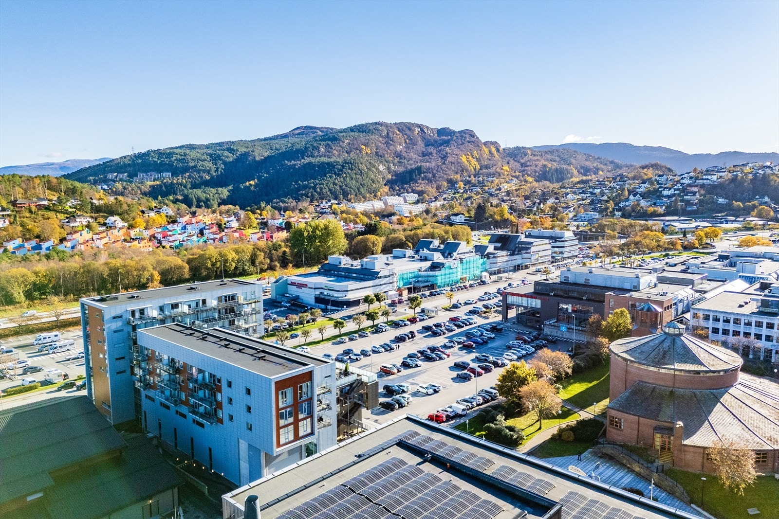 For et utvidet servicetilbud tar det i underkant av 5 minutter å kjøre til Åsanes mangfold av kjøpesentre som Horisont, Gullgruven, Åsane senter m.m. Galleribilde