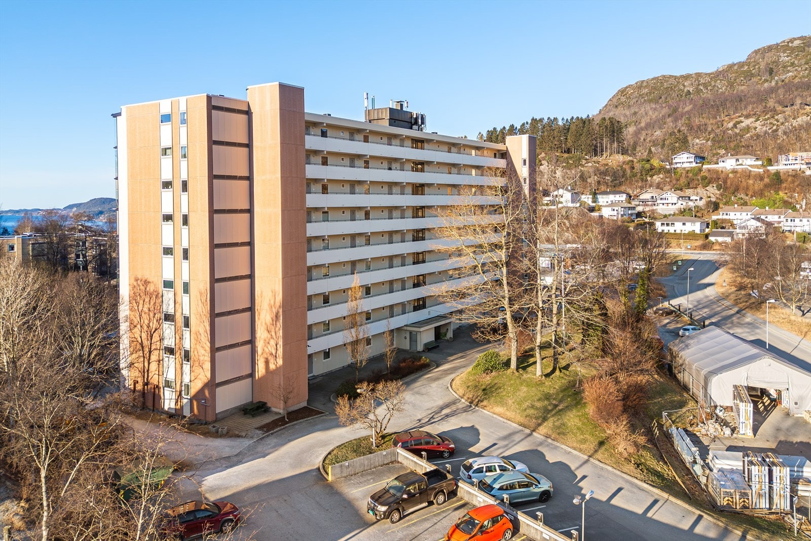 Toppe Borettslag består av 521 leiligheter i høyblokker og lavblokker/punkthus. Galleribilde