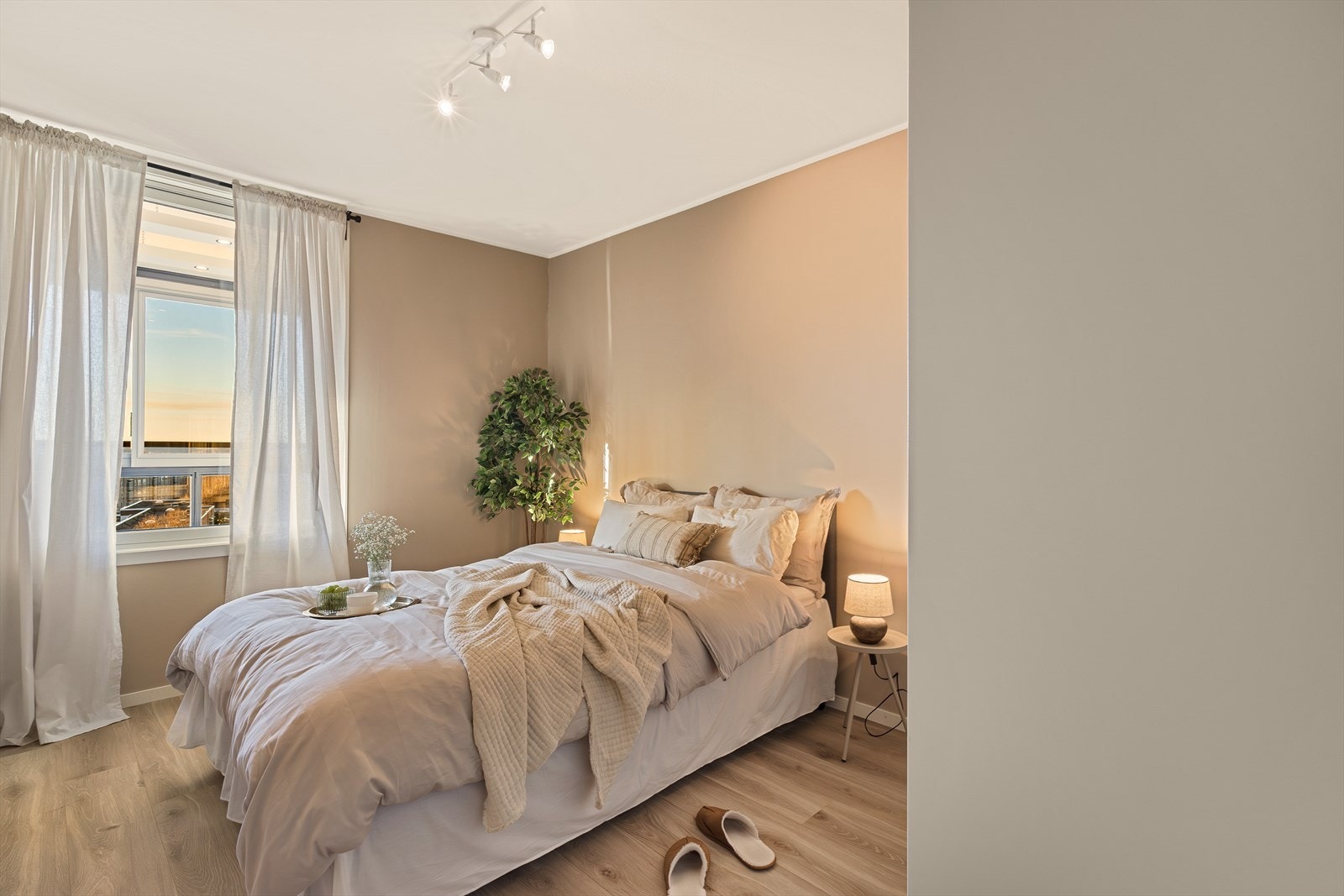 Soverommet er av god størrelse med sine 10,3 m² og har plass til dobbelt seng, nattbord og garderobe. Galleribilde