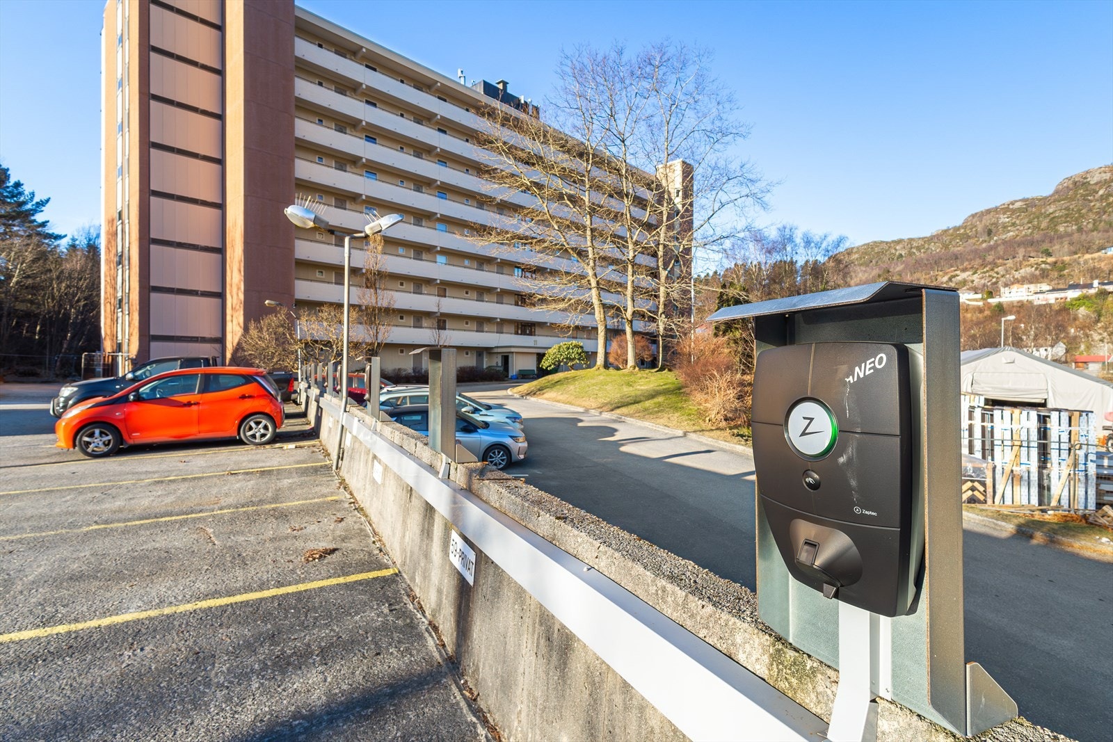 Borettslaget har gode parkeringsmuligheter med flere fellesplasser, samt mulighet for fast plass både utendørs og i garasje. Galleribilde