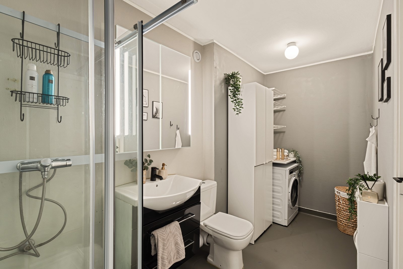 Bad på ca. 6 m² med toalett, baderomsinnredning med servant og dusjkabinett. Galleribilde