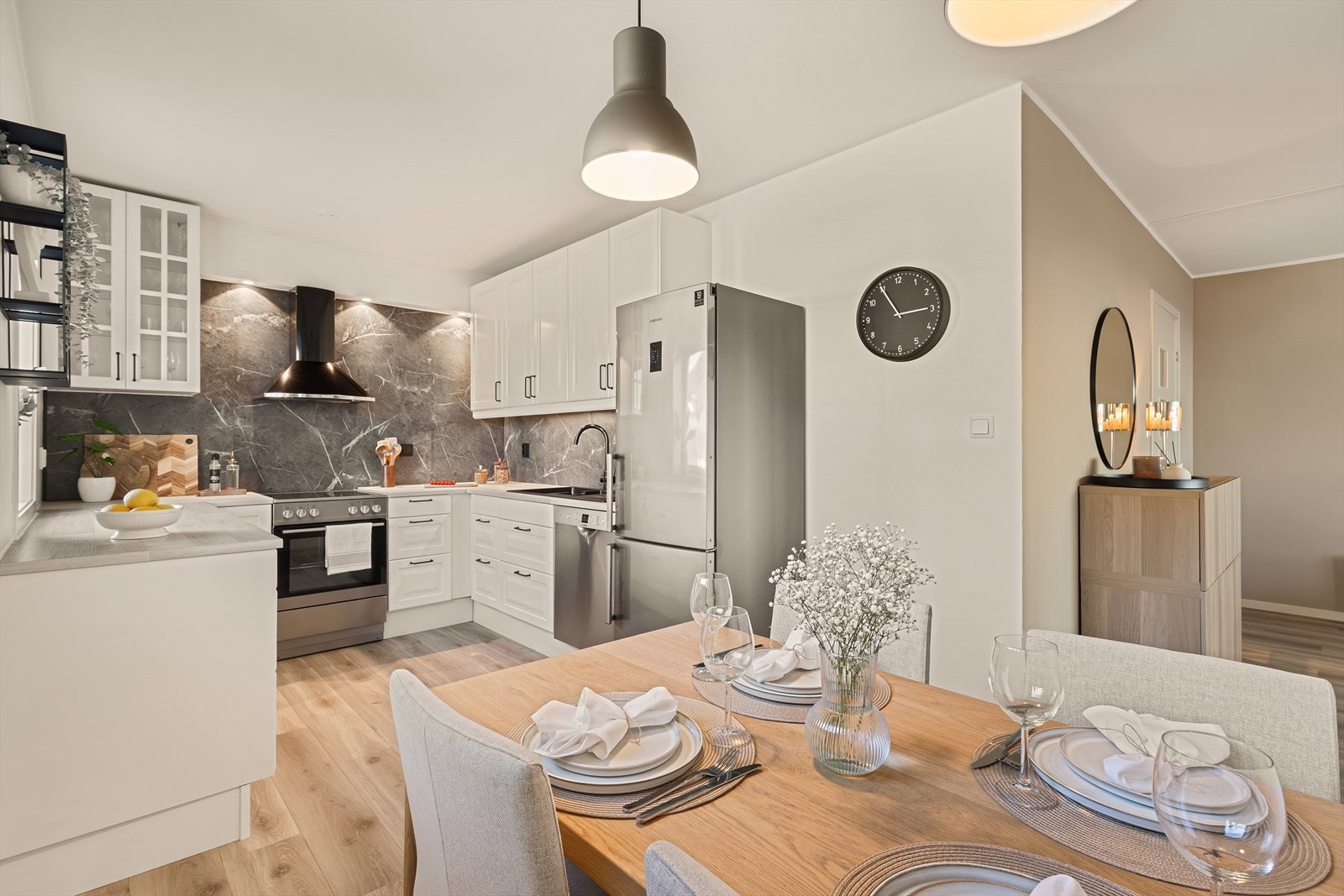 Her er det både rikelig med arbeids- og oppbevaringsplass. Galleribilde