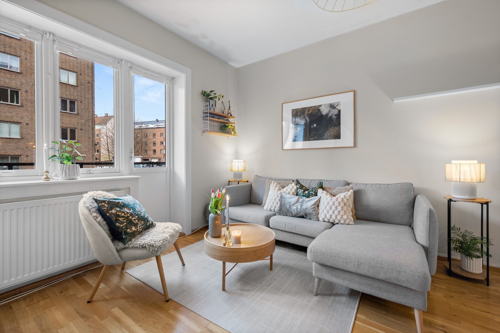 Vindusflatene slipper inn rikelig med naturlig lys og skaper en behagelig atmosfære. Galleribilde