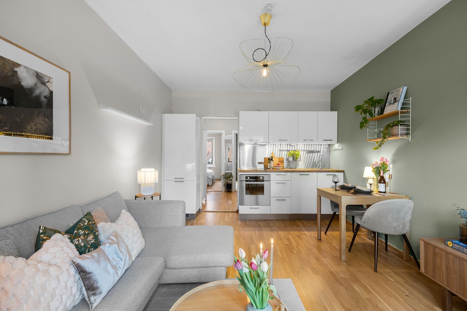 Gjennomgående planløsning som gir en luftig og sosial atmosfære. Galleribilde