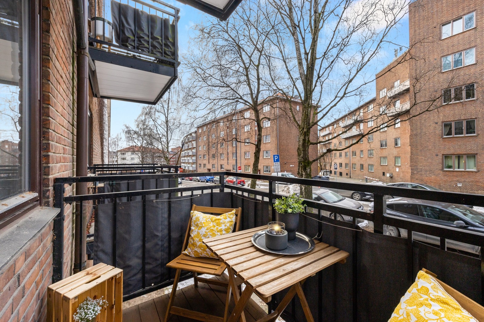 Koselig balkong med plass til hyggelig kafésett. Galleribilde