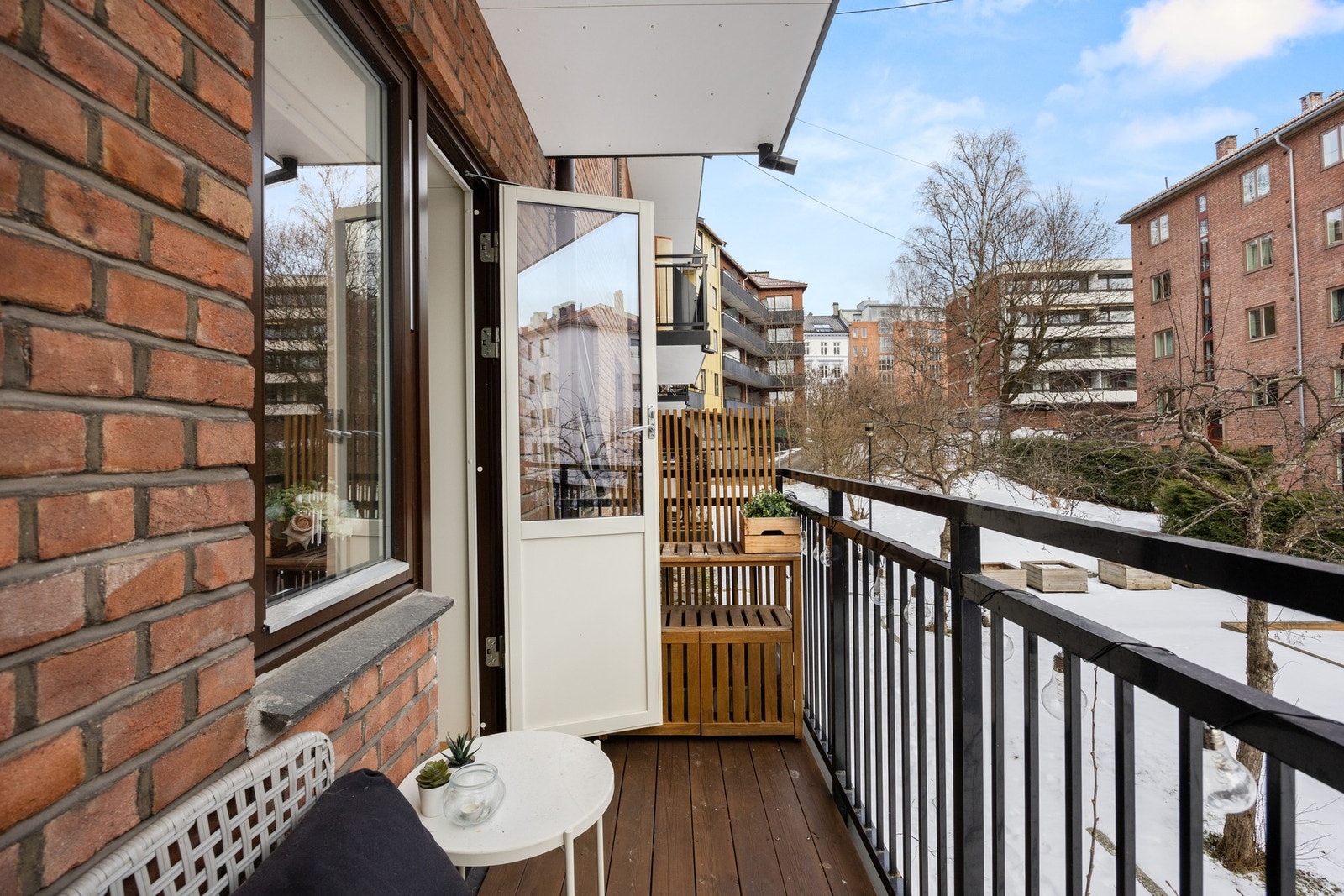 Dette er en lys og gjennomgående 3-roms med to flotte balkonger! Galleribilde