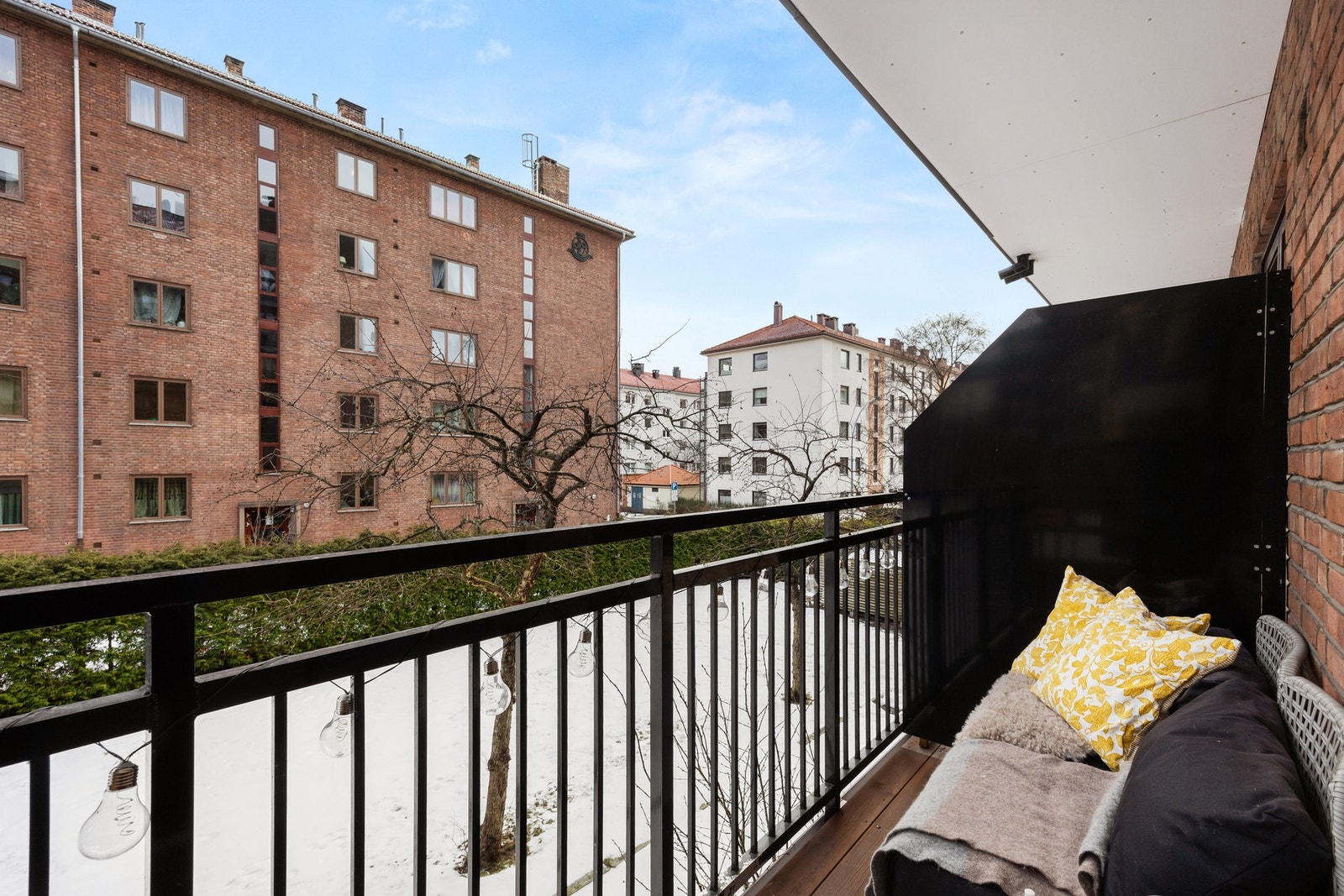 Fra dette soverommet er det utgang til en nordvendt balkong på ca. 3 kvm. Galleribilde