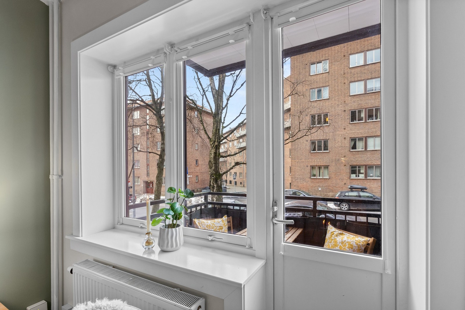 Fra stuen er det utgang til sydvendt balkong på ca. 4 kvm. Galleribilde