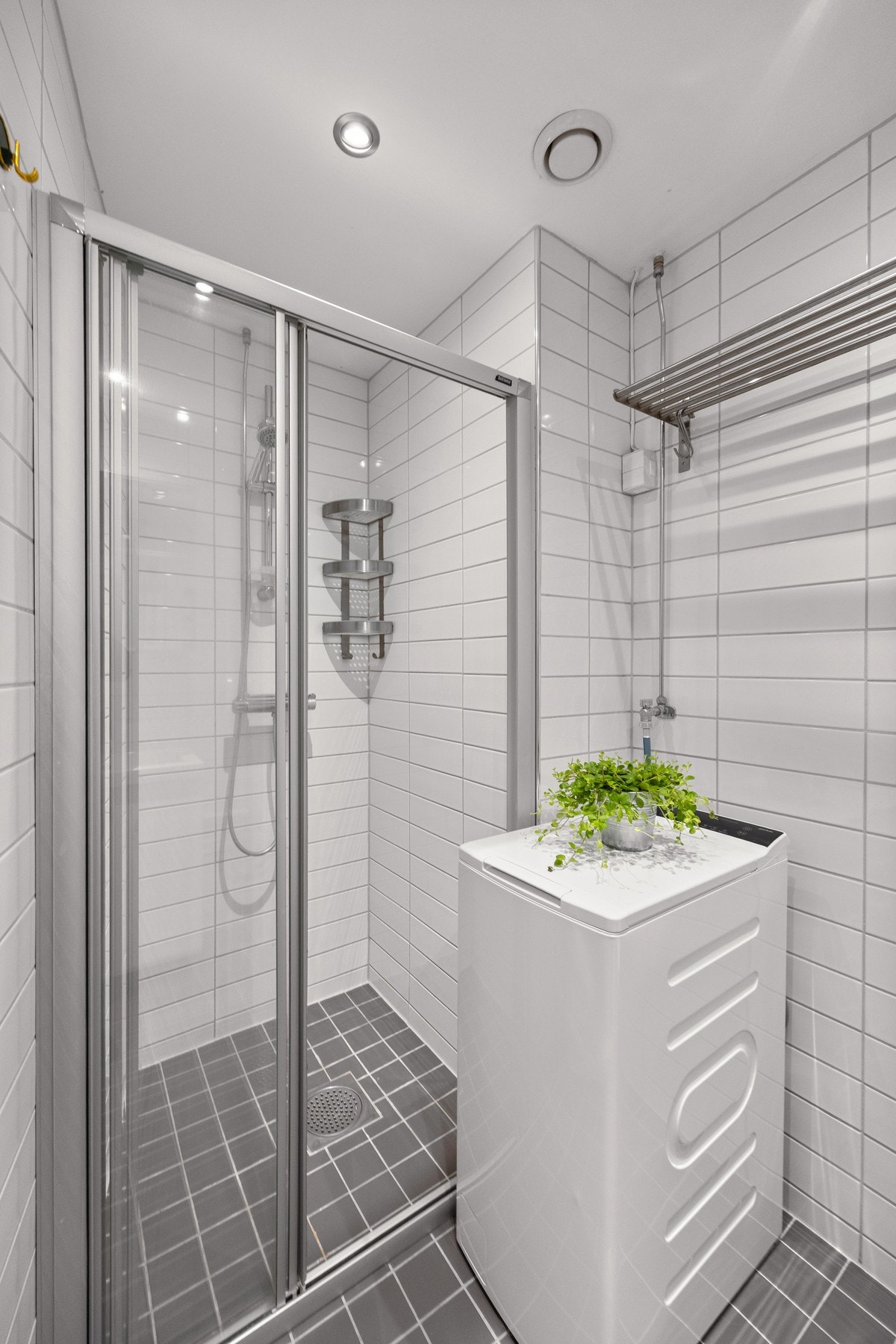 Dusjhjørne med skyvedører i herdet glass. Galleribilde