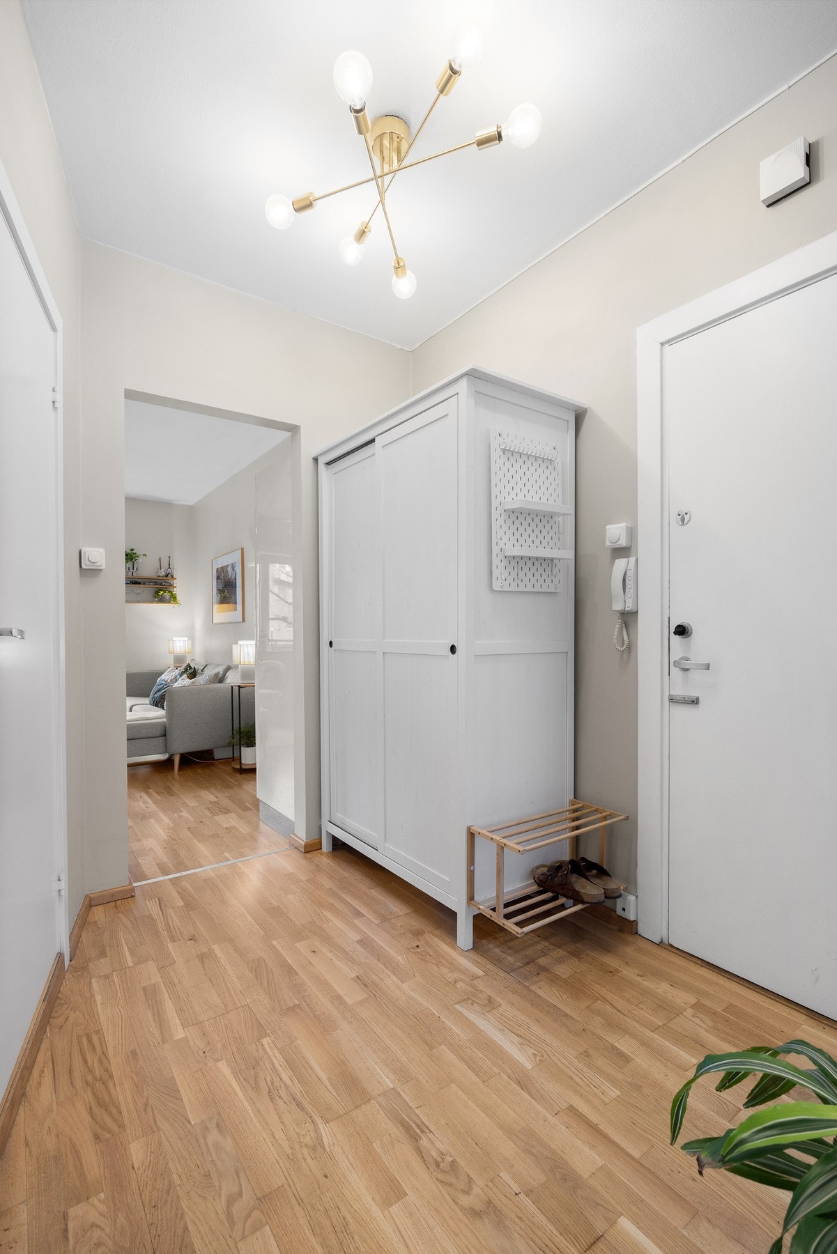 Trivelig entrè med garderobeskap. Galleribilde