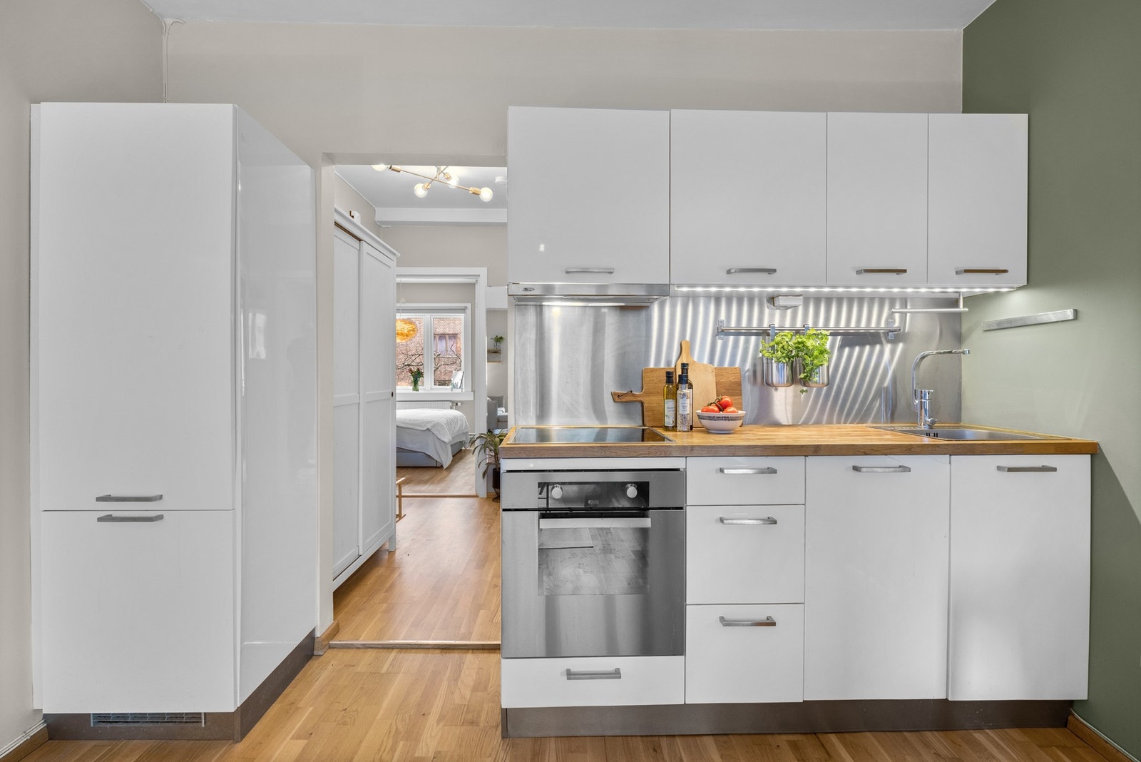 Kjøkkenet har integrert platetopp, stekeovn, oppvaskmaskin og kjøl-/fryseskap. Galleribilde