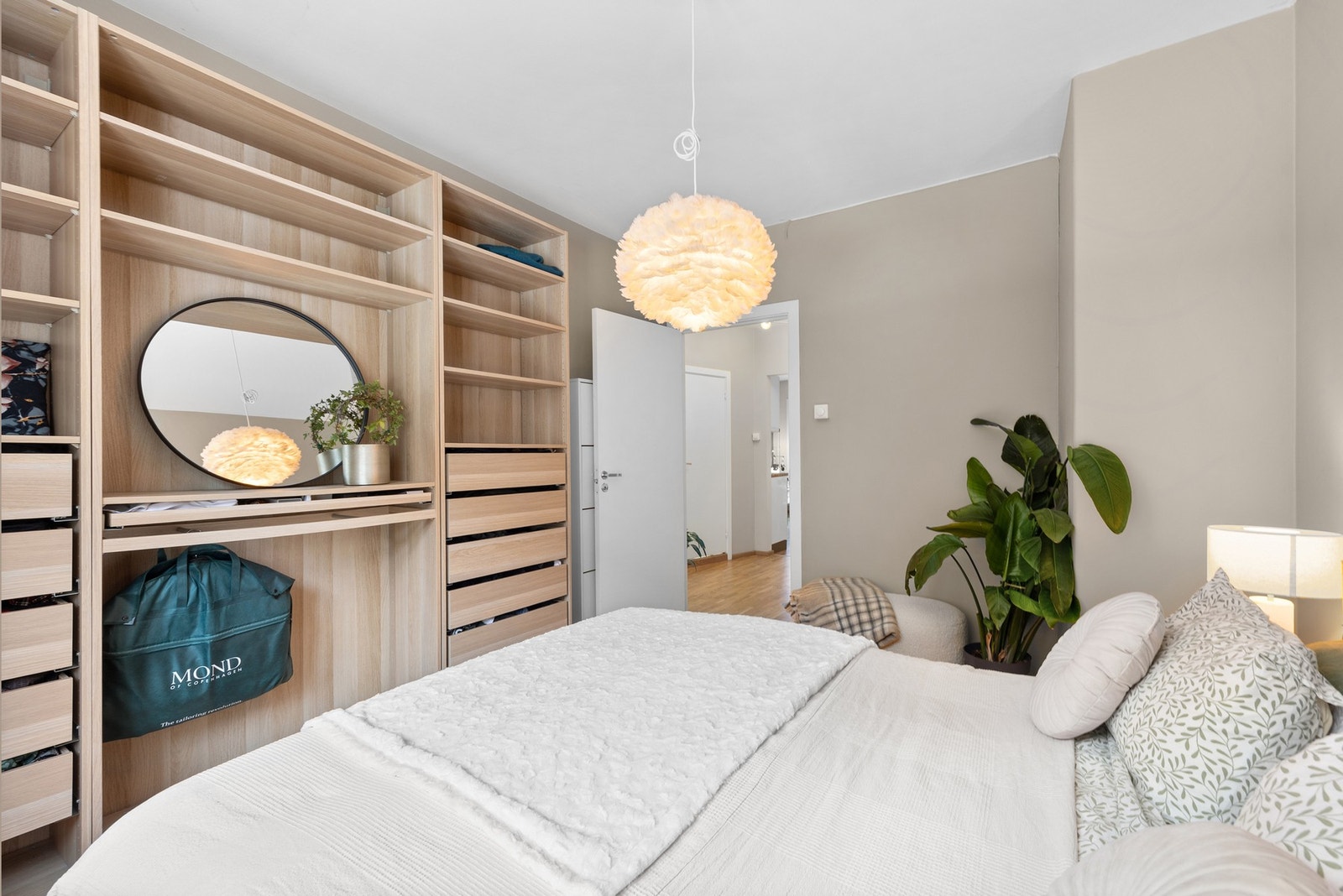 Praktisk og stilren garderobeløsning med god oppbevaringsplass. Galleribilde