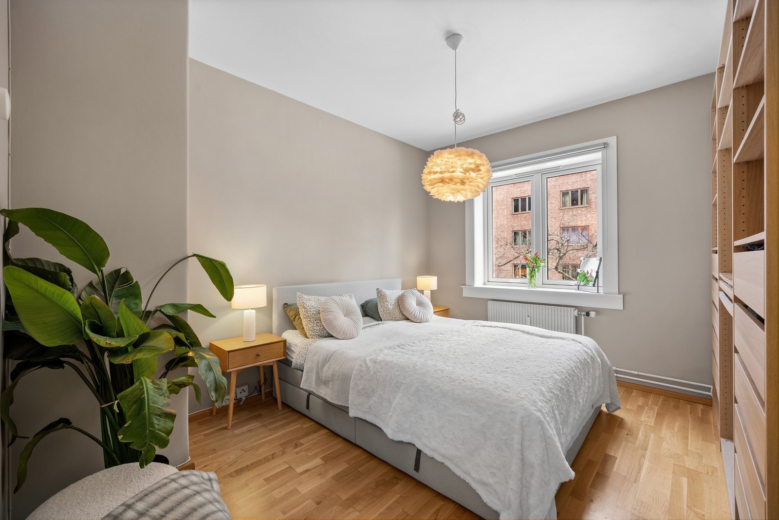 Romslig og lekkert hovedsoverom. Galleribilde