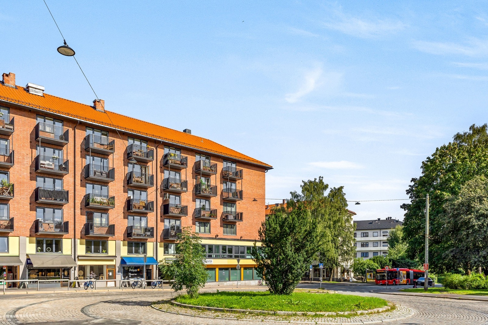 Leiligheten ligger sentralt på Bjølsen, med kort vei til servicetilbud, offentlig kommunikasjon og rekreasjonsområder som parker og Akerselva. Galleribilde