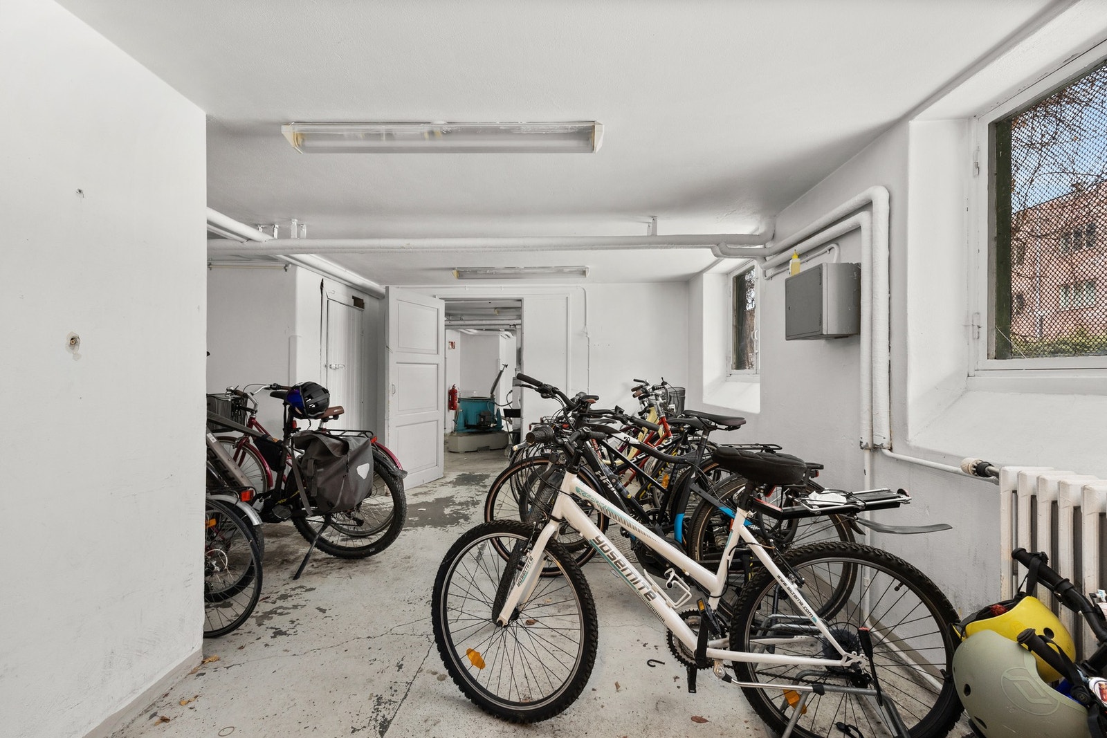 Innendørs sykkelparkering i kjeller. Galleribilde