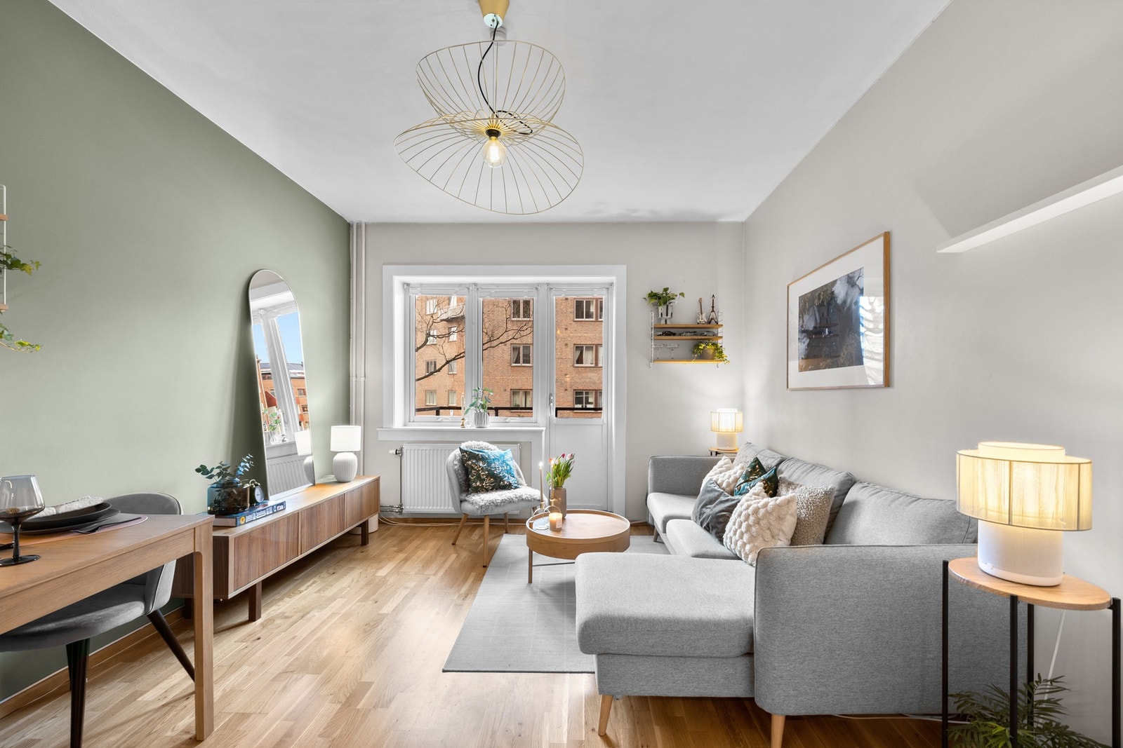 Romslig og innbydende stue med moderne fargevalg og pent laminatgulv. Galleribilde