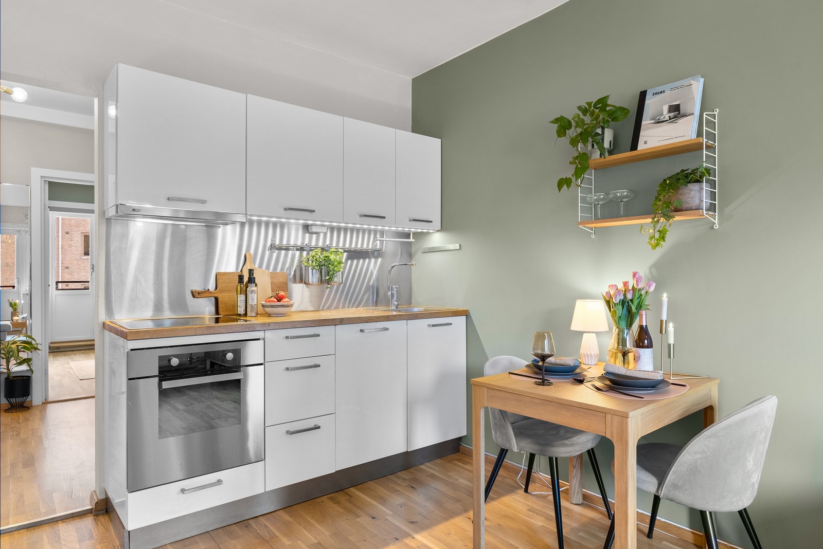 Kjøkkenet har godt med skap- og benkeplass. Galleribilde