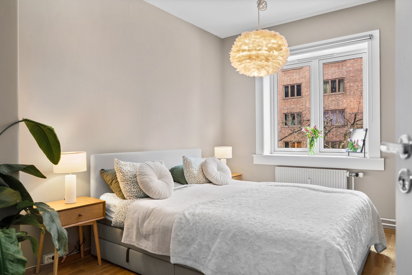 Det er god plass til dobbeltseng, nattbord og annet ønsket møblement. Galleribilde