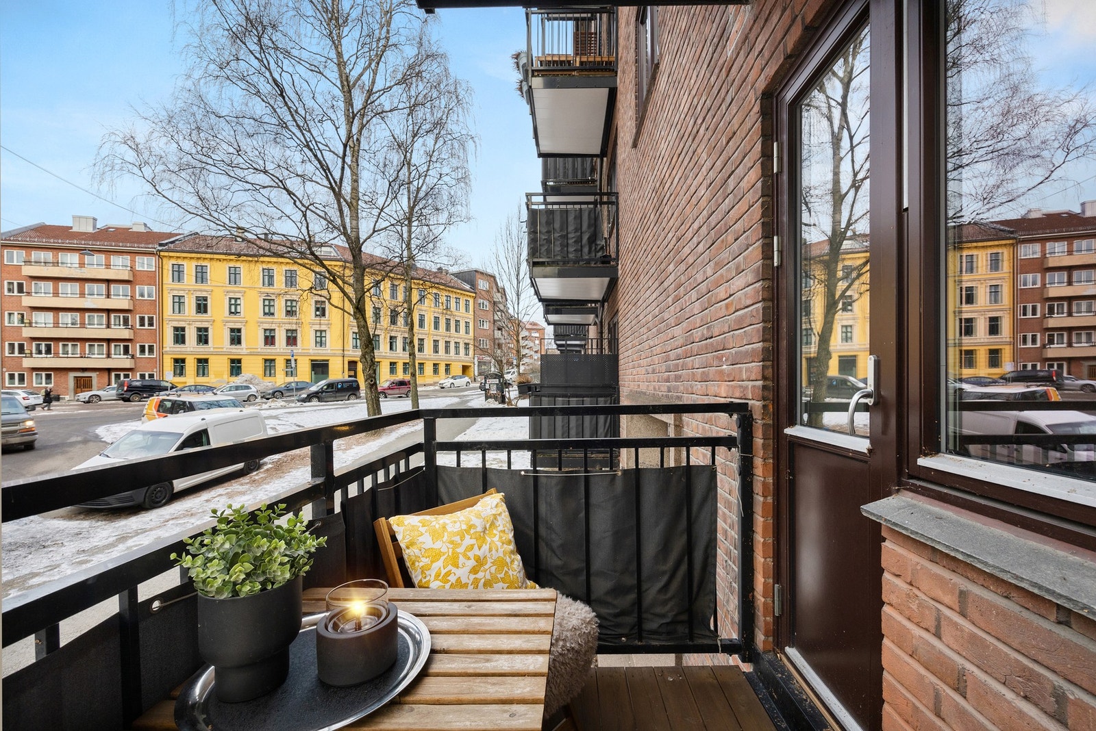 Lun, sydvendt balkong med hyggelig atmosfære. Galleribilde