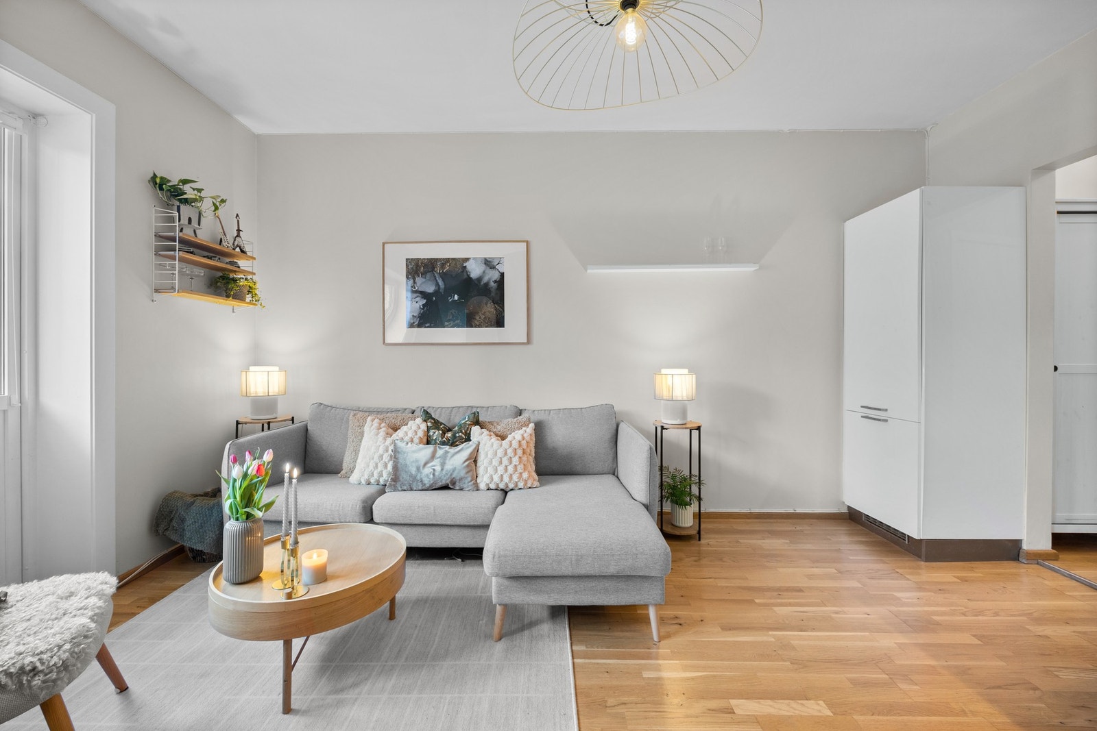 Moderne stue med gode innredningsmuligheter. Galleribilde