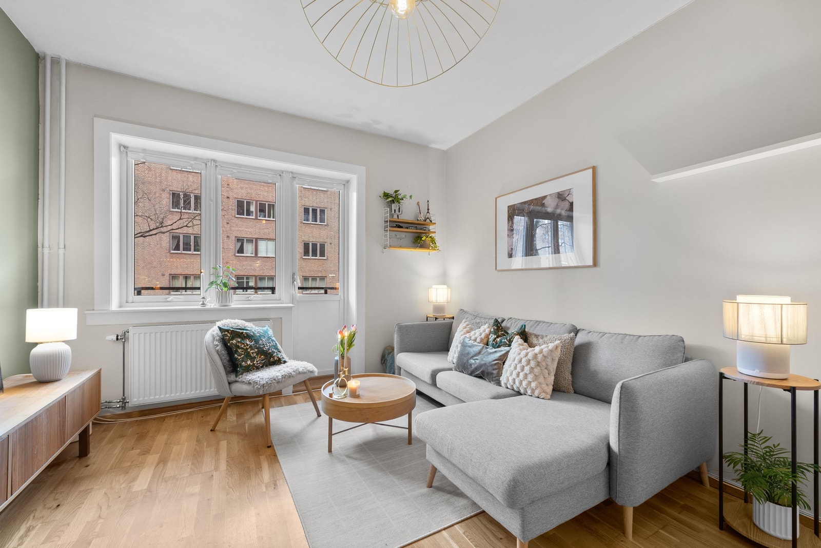 Det er god plass til sofaseksjon og medievegg. Galleribilde