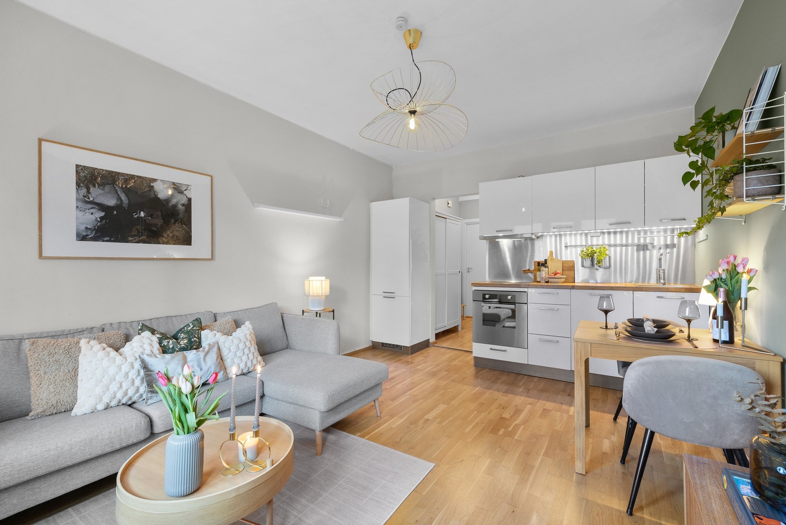 Åpen og luftig stue- og kjøkkenløsning med god plass til både sofagruppe og spisebord. Galleribilde