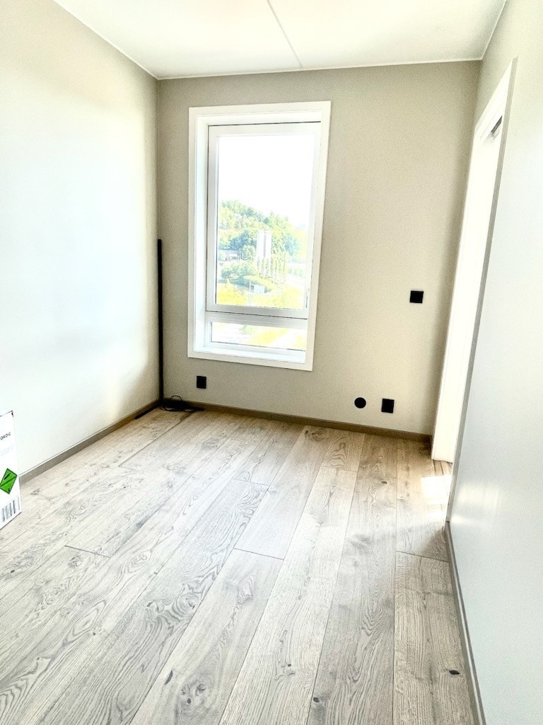 Lyst og åpent soverom Galleribilde