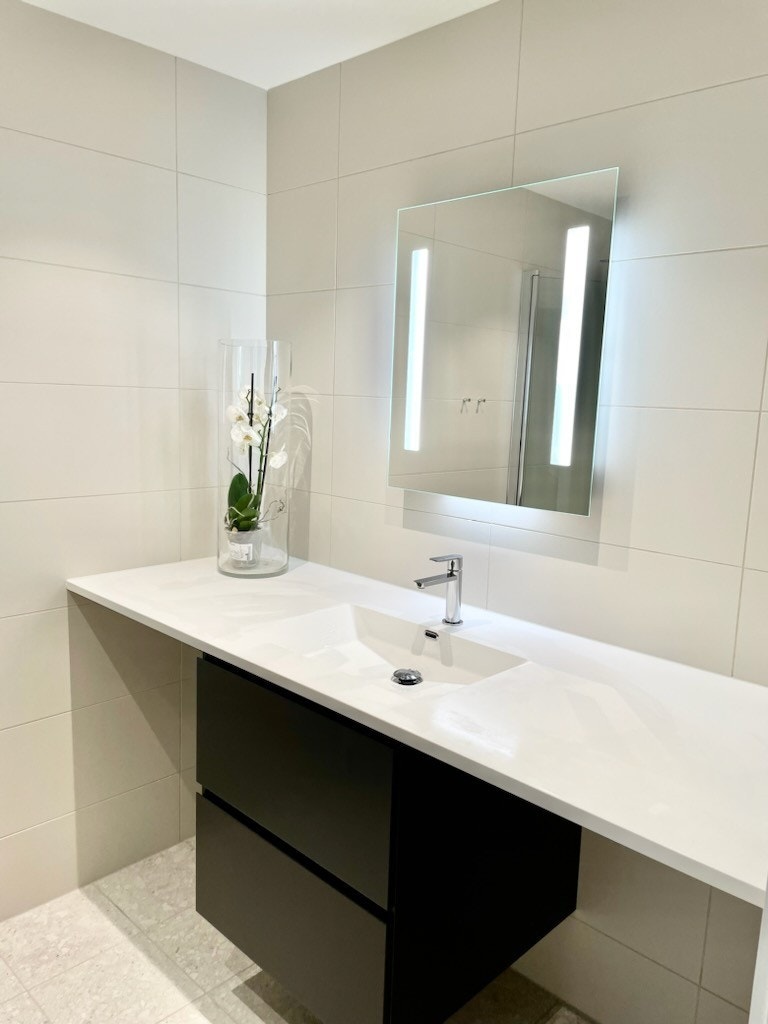 Stilrent bad med opplegg for vaskemaskin og tørketrommel. Galleribilde