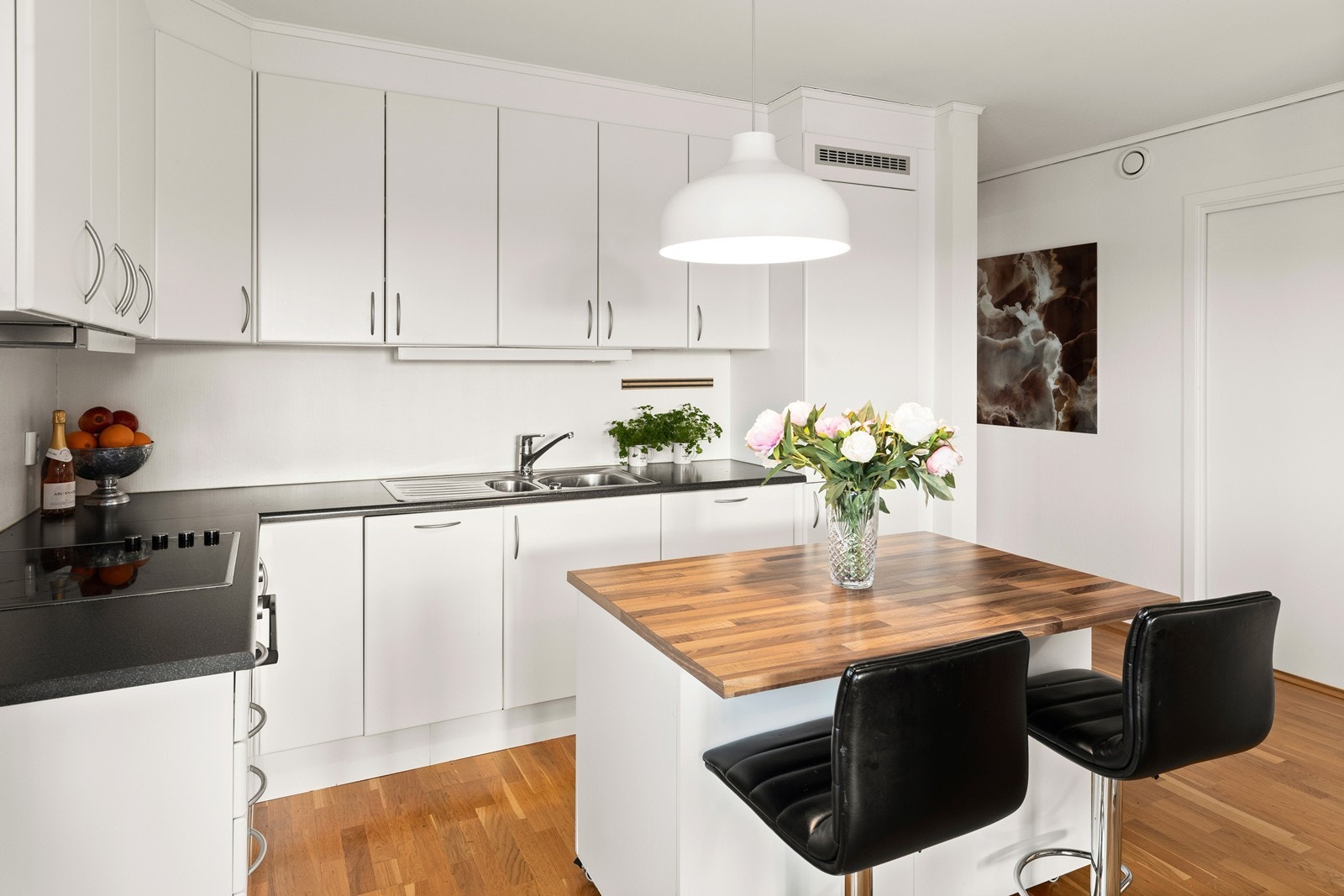 En kjøkkenøy forbedrer kjøkkenets funksjonalitet og estetikk, og tilbyr ekstra arbeids- og lagringsplass samt blir et sosialt samlingspunkt. Galleribilde