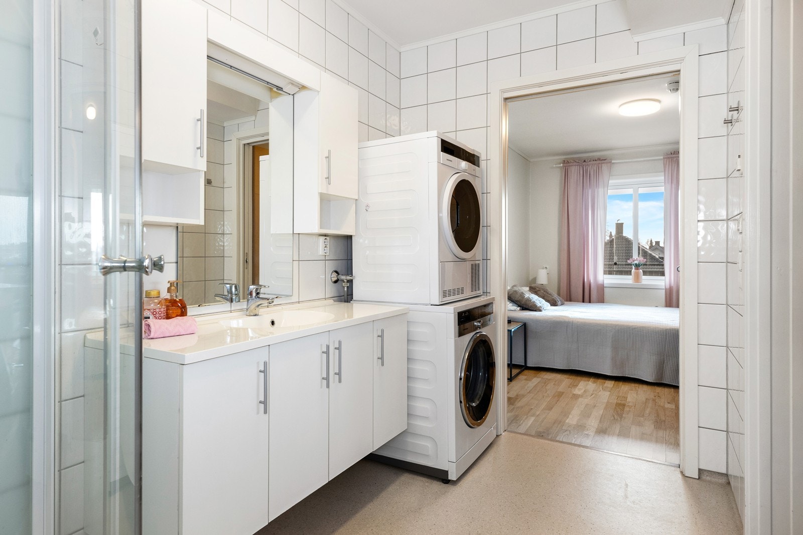 Det er en praktisk direkte inngang til baderommet fra soverommet, noe som tilfører et element av luksus og bekvemmelighet til hverdagslivet. Galleribilde