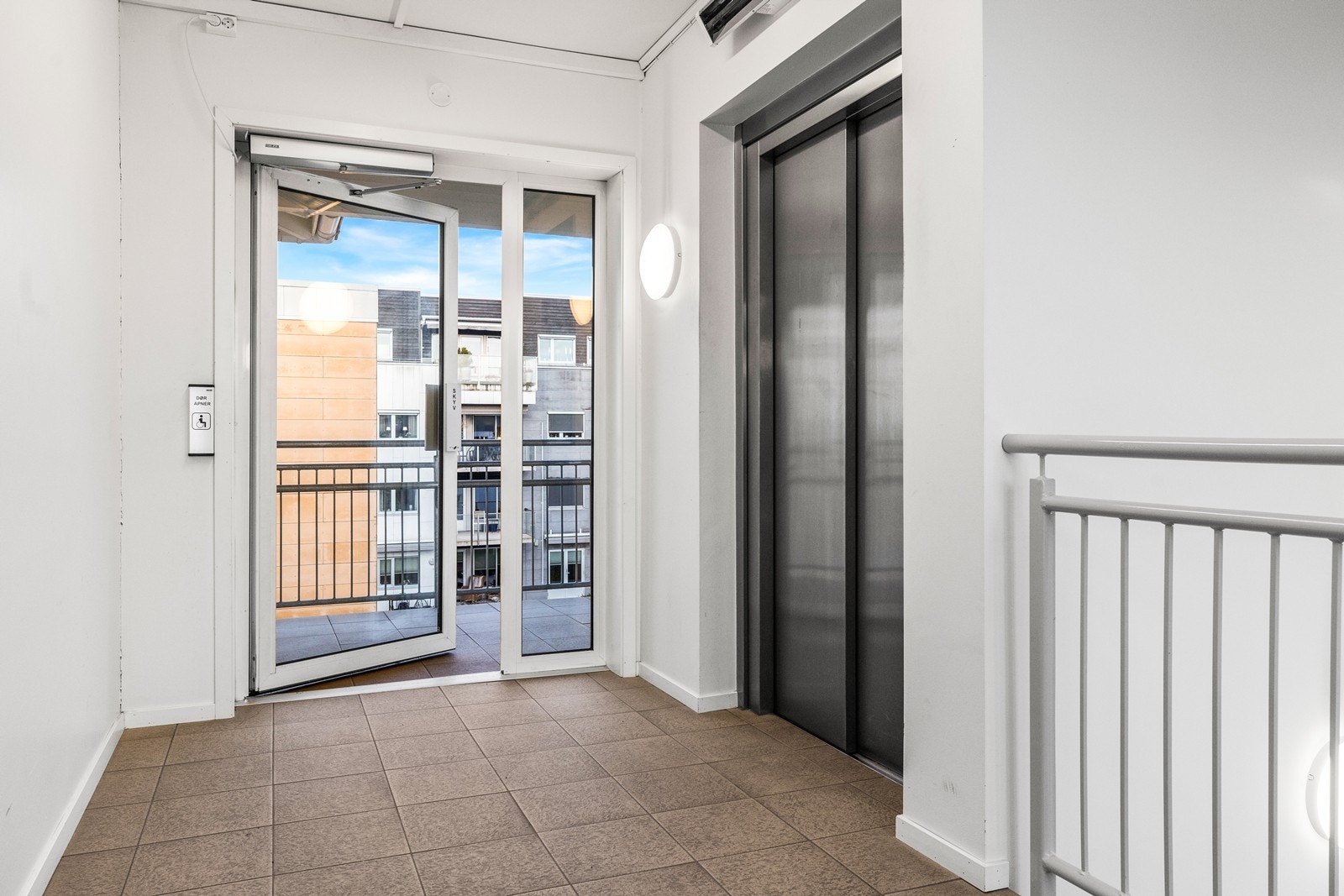 Leiligheten befinner seg i byggets 3. etasje, med heisadkomst for enkel tilgang. Galleribilde