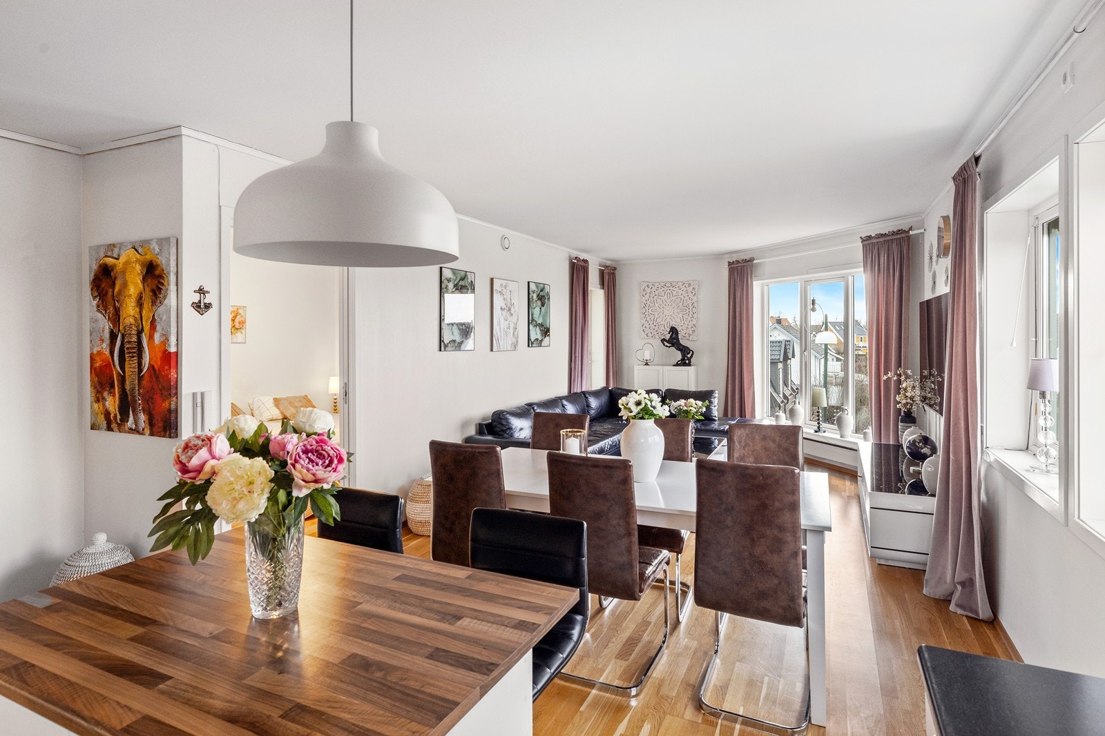 Stuen blir ikke bare et sted for avslapning og samvær, men også et utsiktspunkt som gir en følelse av frihet og inspirasjon. Galleribilde