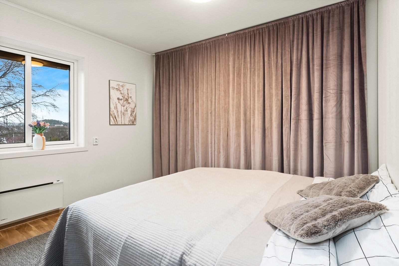 Soverom nummer to kombinerer kompakt størrelse med fleksibilitet, ideelt for en enkeltseng og et studieområde, dobbelseng, perfekt som gjesterom, hjemmekontor eller barnerom, med naturlig lys som skaper en lun og innbydende atmosfære. Galleribilde