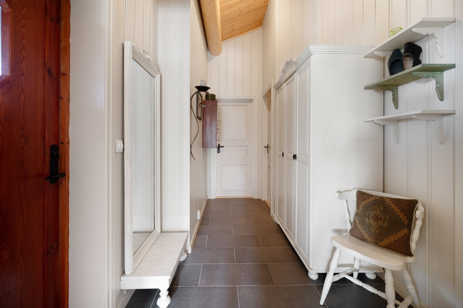 Entréen er stor og fin, god plass til garderobe. Galleribilde